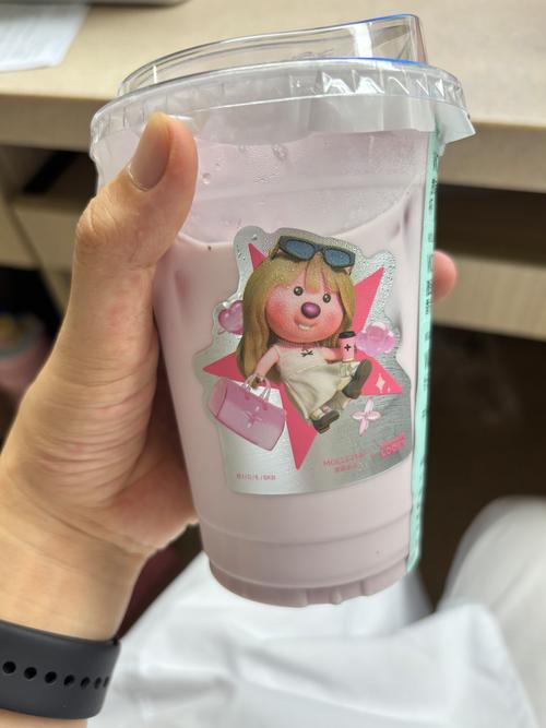 消费者展示联名产品