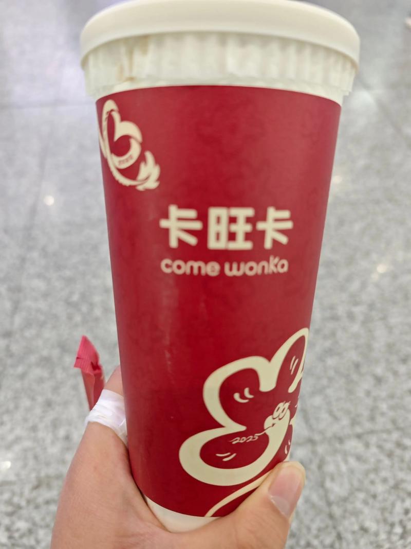 奶茶门店排队人群与茶饮消费场景