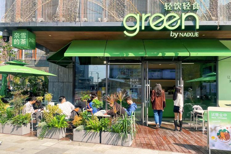 新茶饮门店 绿色门头 现代装修 堂食场景