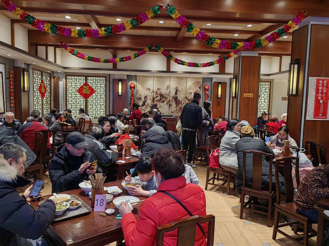 餐厅堂食大厅 围桌坐满 顾客就餐 烟火气