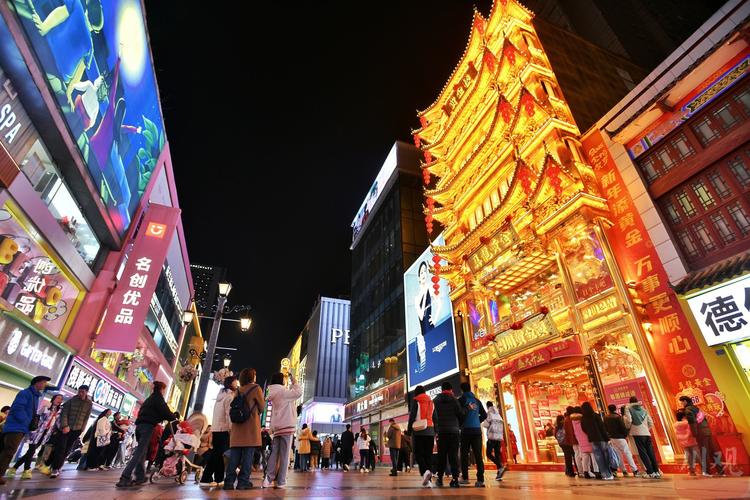 春熙路商圈夜景 餐饮招牌密集