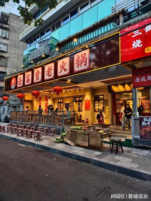 成都火锅店密集街区 招牌林立