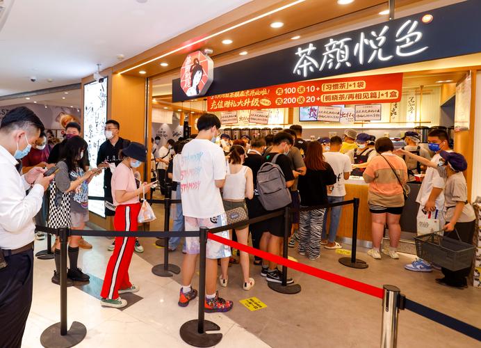 茶饮店排队 商场奶茶店 顾客排队