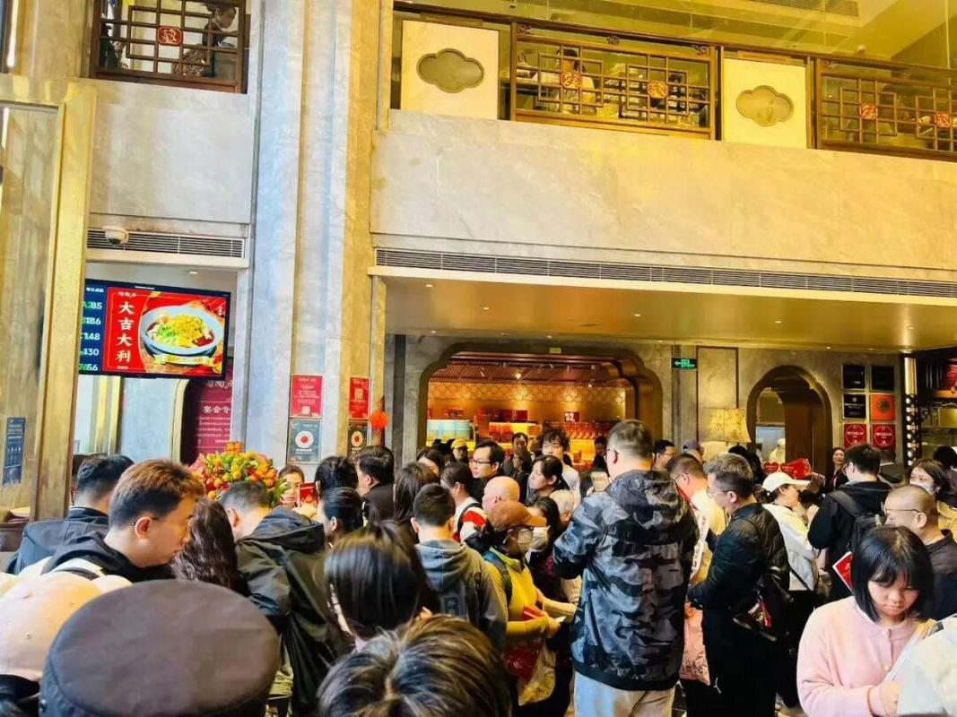餐厅开业排队 首店排队 顾客聚集