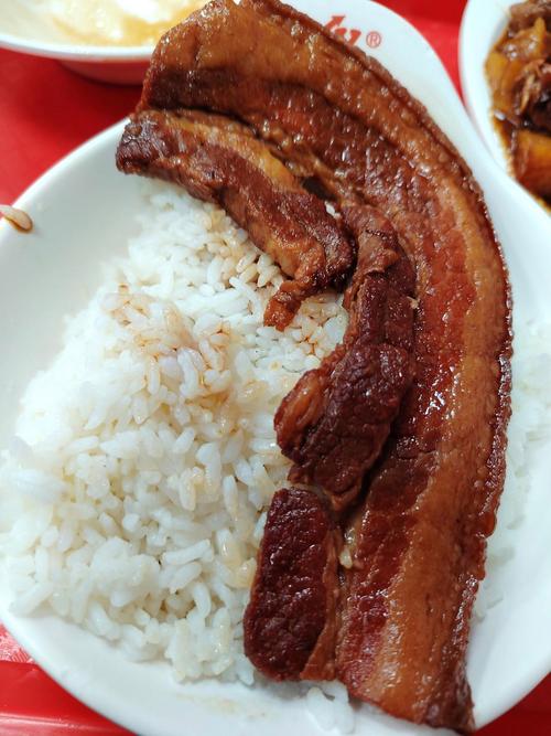 把子肉盖饭 一碗白米饭配老卤把子肉