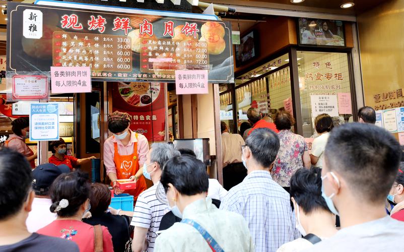 老字号窗口前排队的顾客 街边熟食店