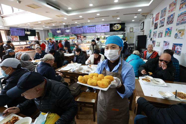 老字号食堂内的熟客 服务员端上点心