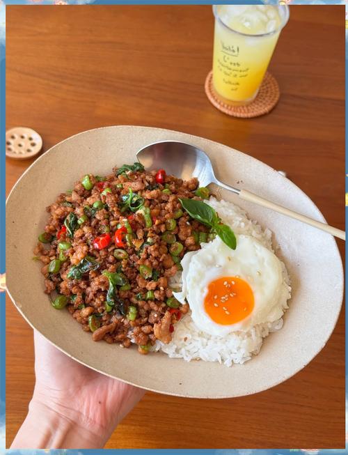 泰式打抛饭 一盘猪肉打抛饭配米饭与罗勒叶