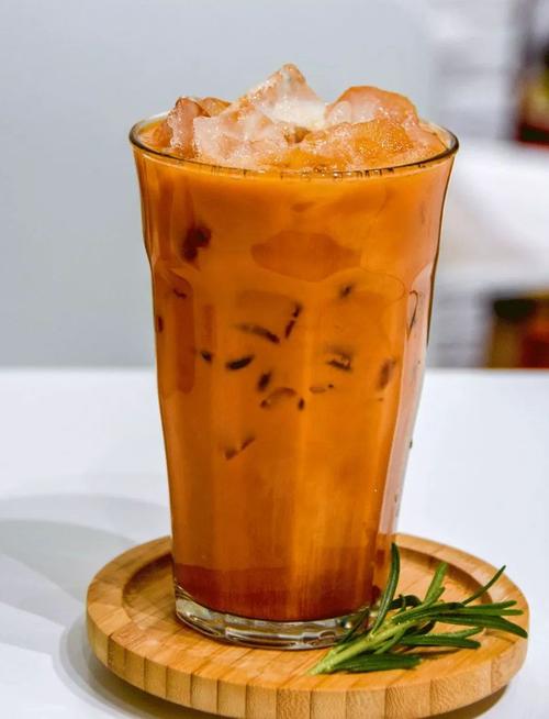 一杯泰式奶茶 冰块饱满的橙色奶茶