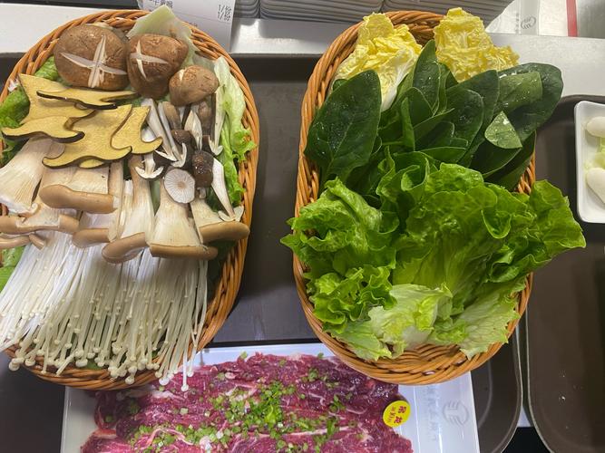 火锅食材 肥牛卷 鲜切牛肉 蔬菜拼盘