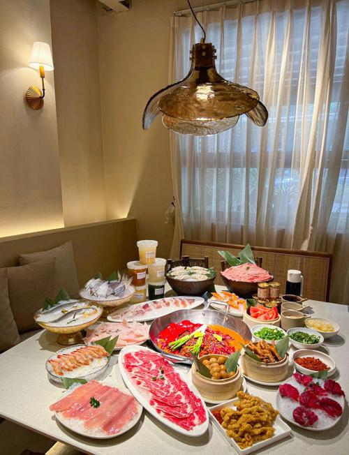 火锅店 朋友聚餐 用餐 餐厅内景