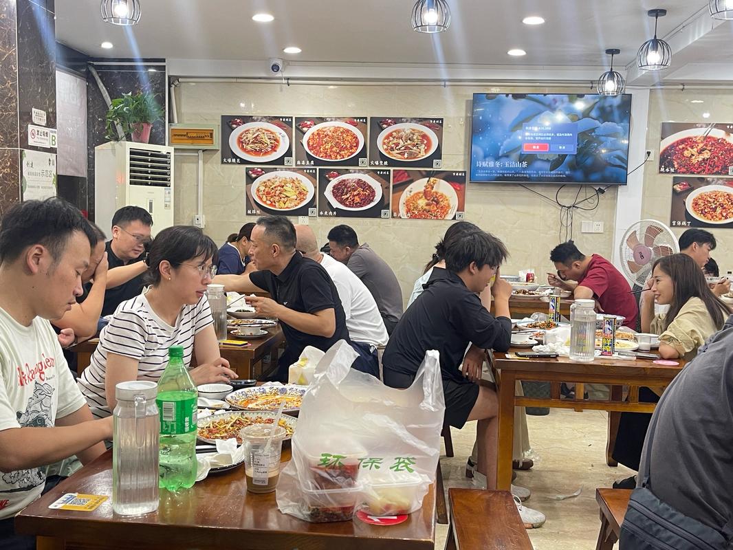 快餐店就餐场景 食客用餐 平价餐饮门店