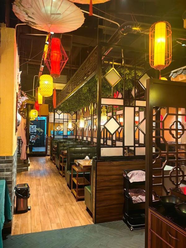 火锅店内食客围坐享用火锅
